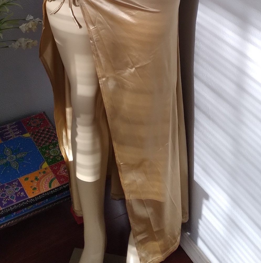 Gold drees - Picture 5 of 5